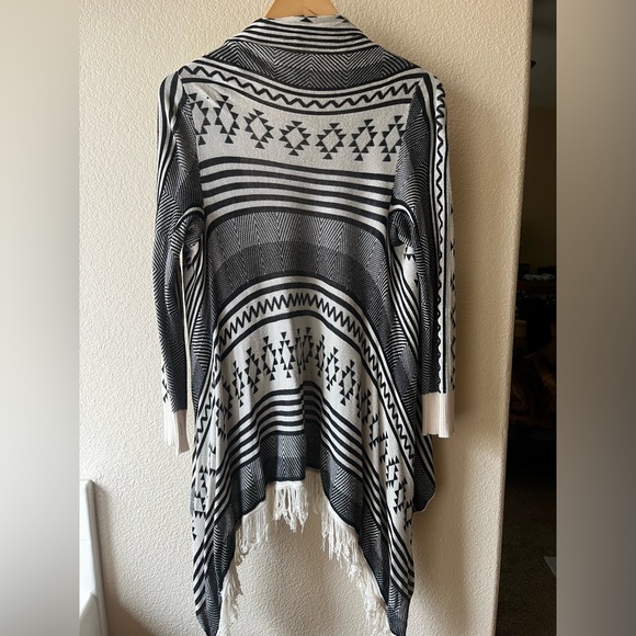 Women’s Geometric Pattern Lightweight Sweater - Size M - Picture 2 of 4